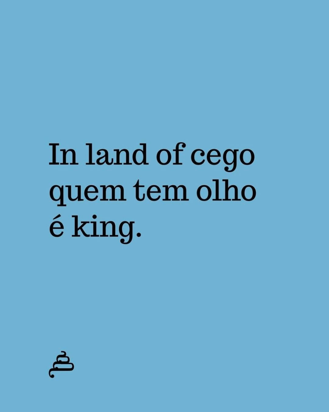 Frase “In land of cego quem tem olho é king.” em fundo azul da Poesia Cocó.