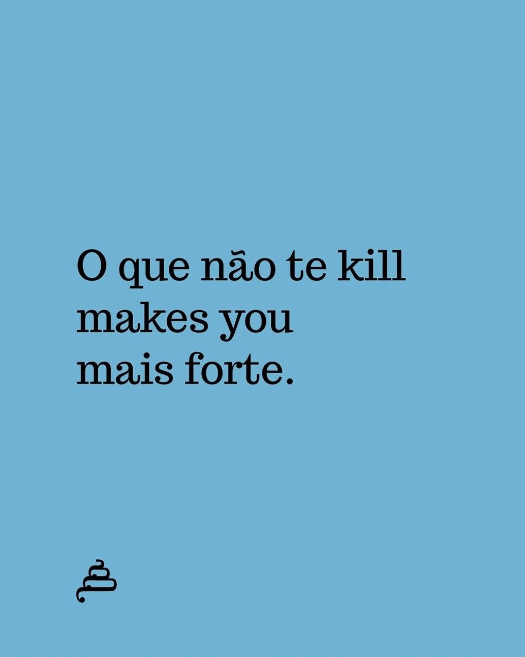 Frase “O que não te kill makes you, mais forte.” em fundo azul da Poesia Cocó.