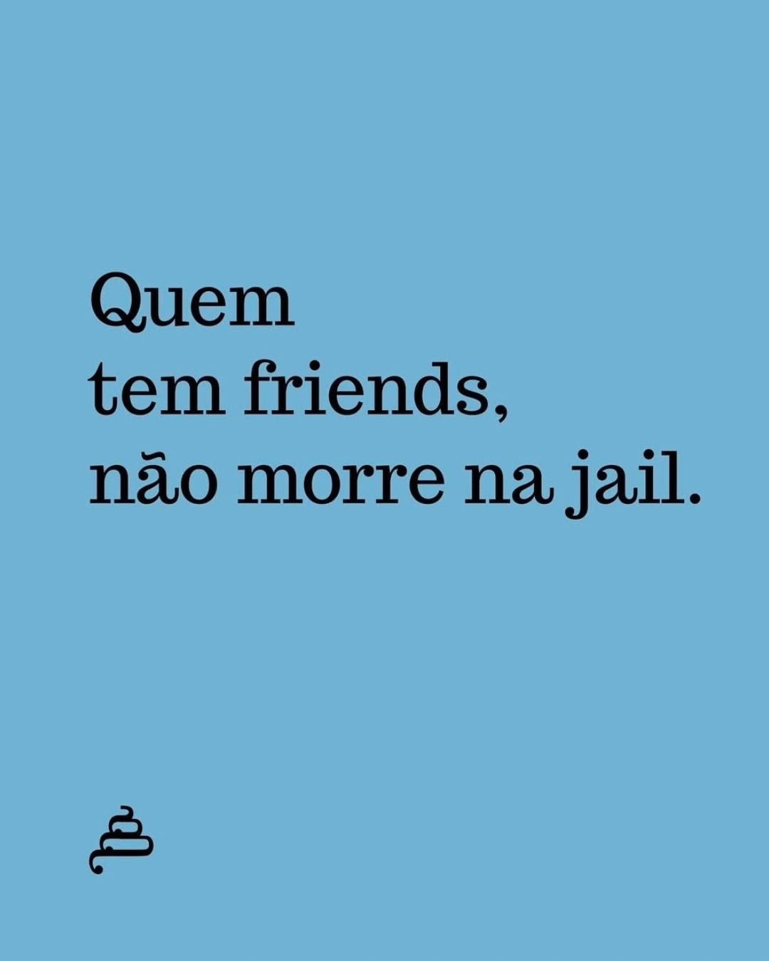 Frase “Quem tem friends, não morre na jail.” em fundo azul da Poesia Cocó.