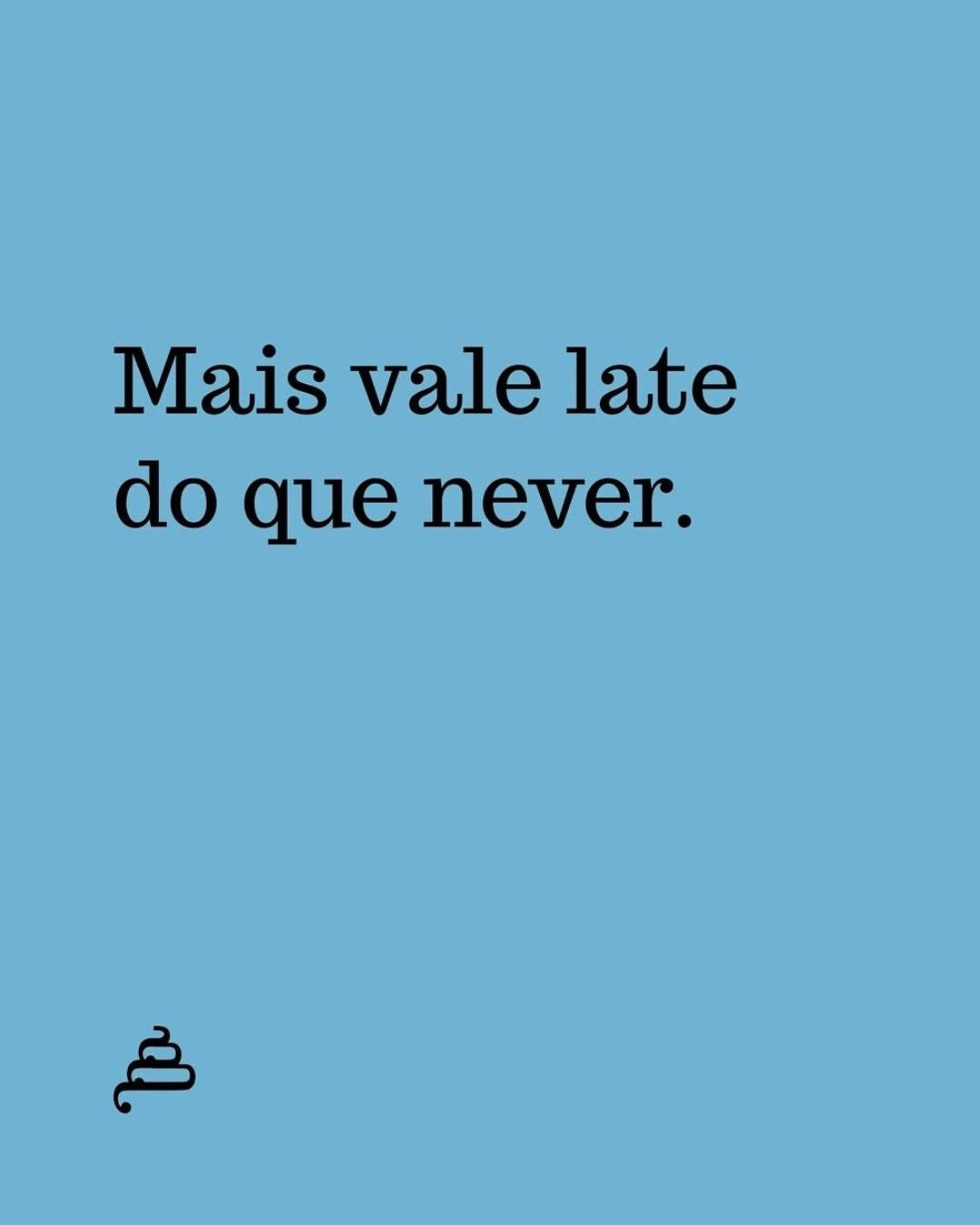 Frase “Mais vale late que never.” em fundo azul da Poesia Cocó.