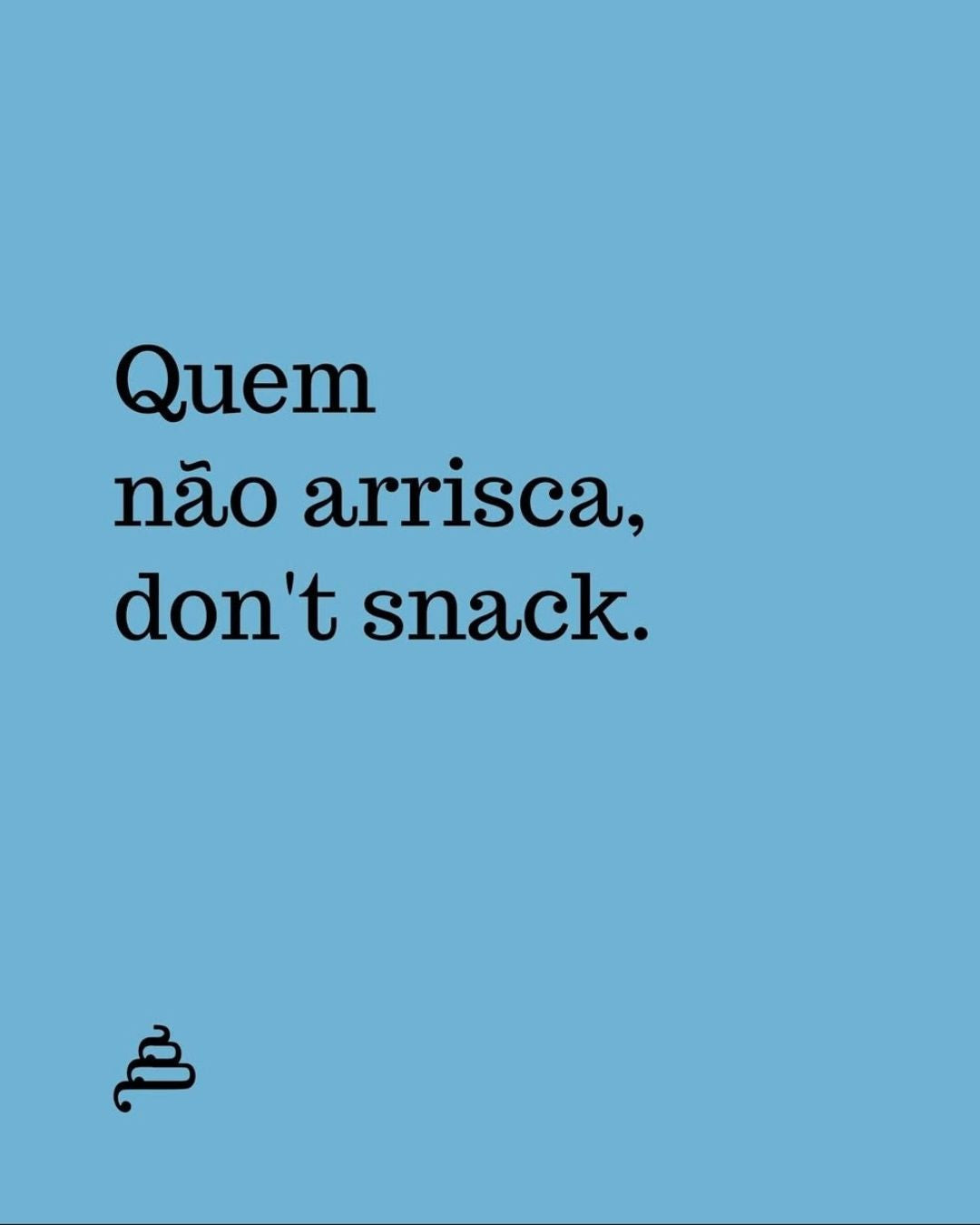 Frase “Quem não arrisca, don't snack.” em fundo azul da Poesia Cocó.