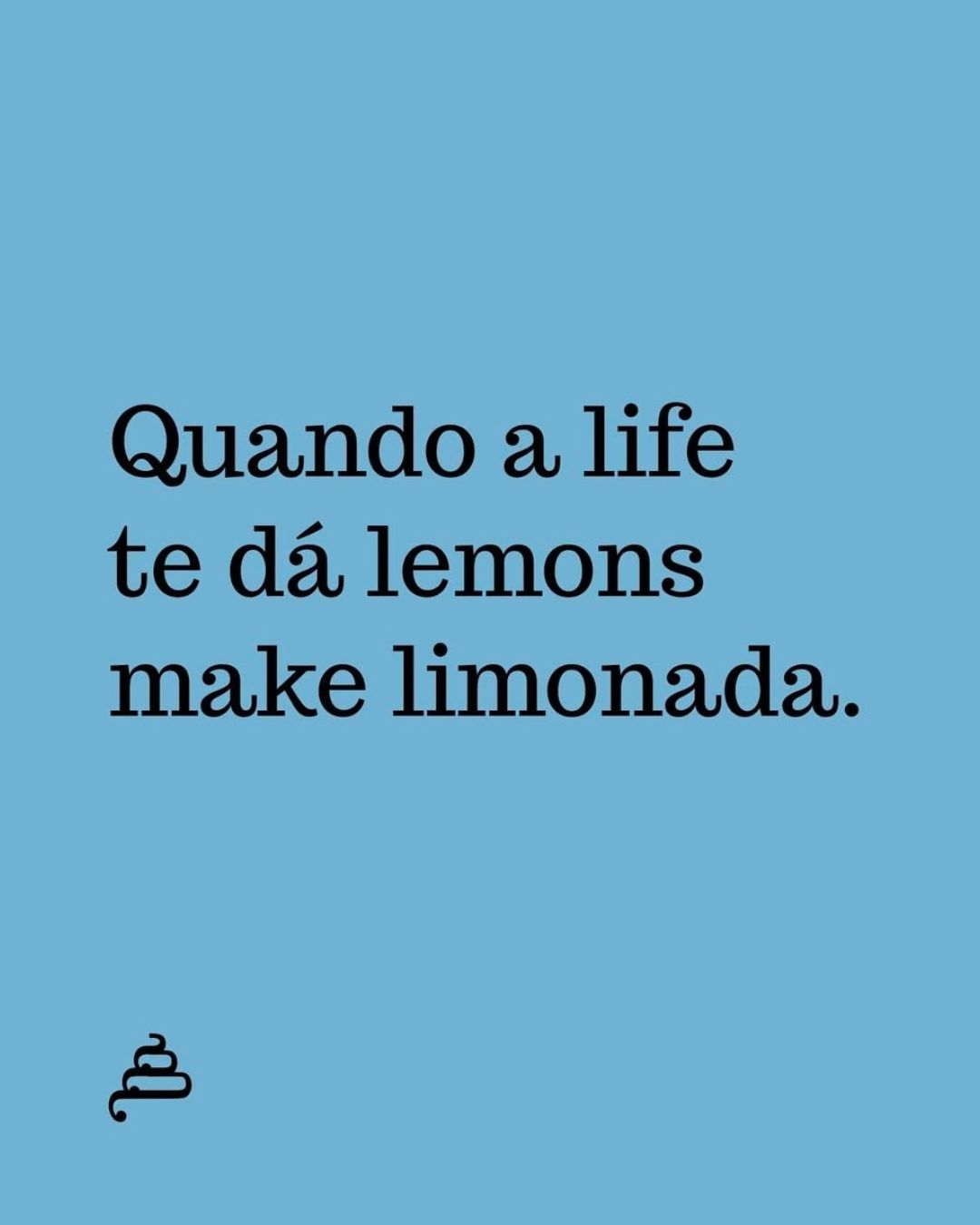 Frase “Quando a life te dá lemons make limonada.” em fundo azul da Poesia Cocó.