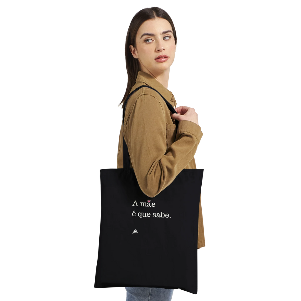 mulher a usar tote bag a mãe é que sabe
