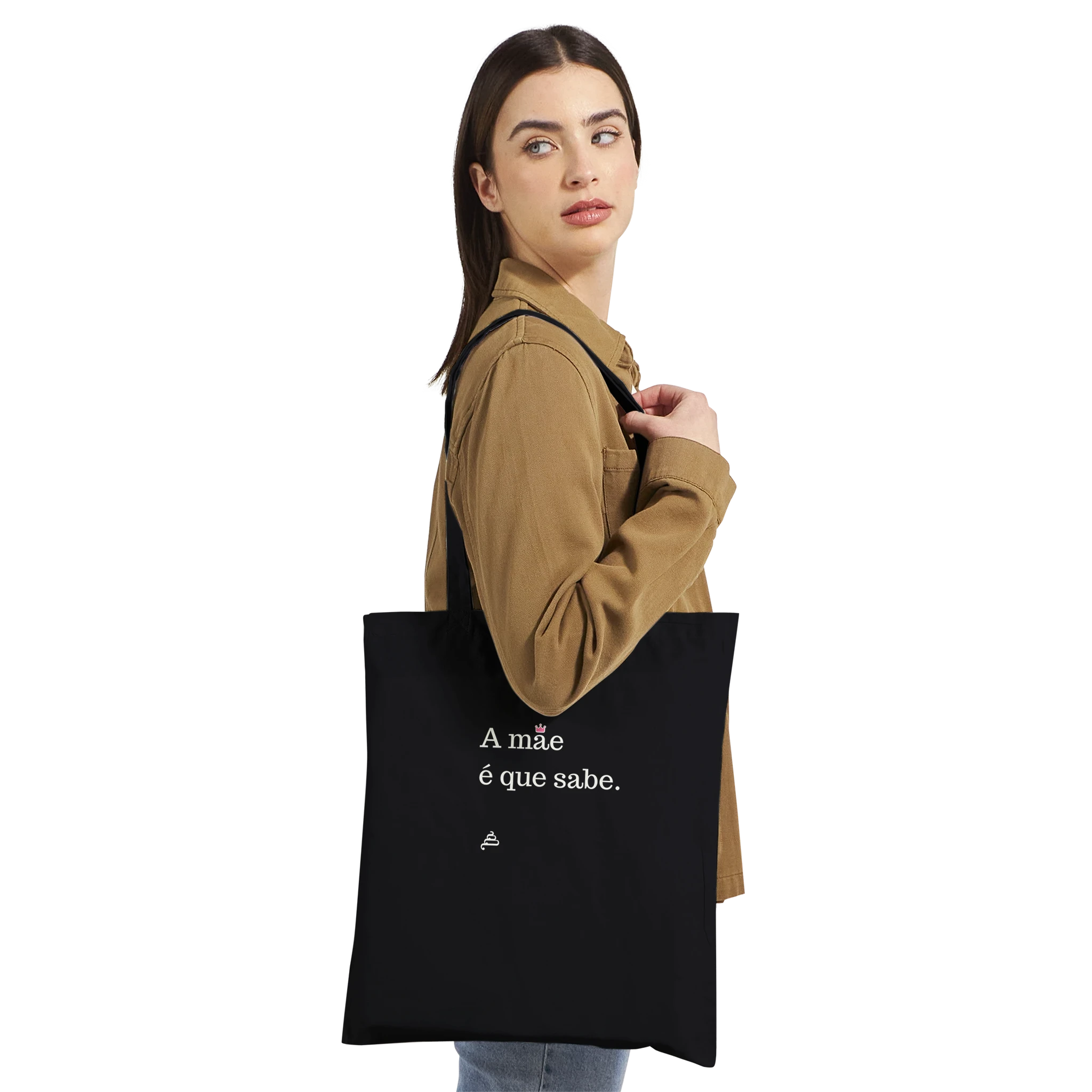 mulher a usar tote bag a mãe é que sabe