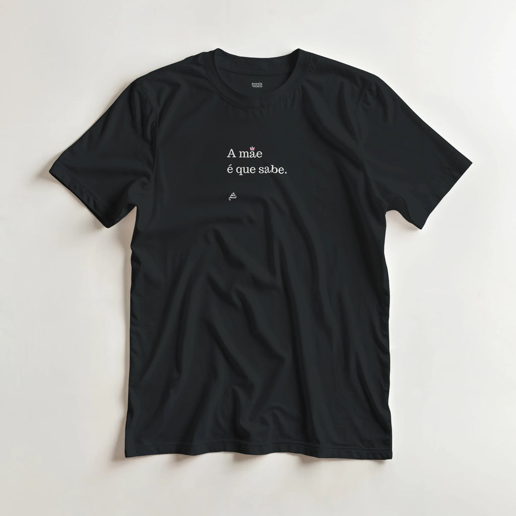 t-shirt preta frase a mãe é que sabe