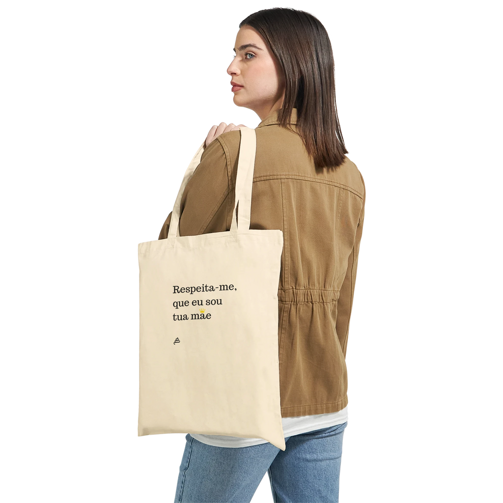 mulher de costas com tote bag respeita me mãe