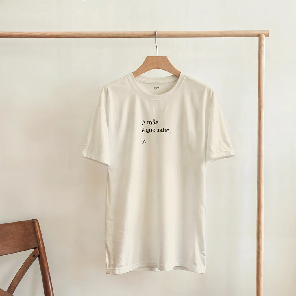 mockup com t-shirt a mãe é que sabe
