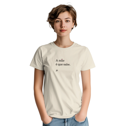 modelo mulher com t-shirt a mãe é que sabe