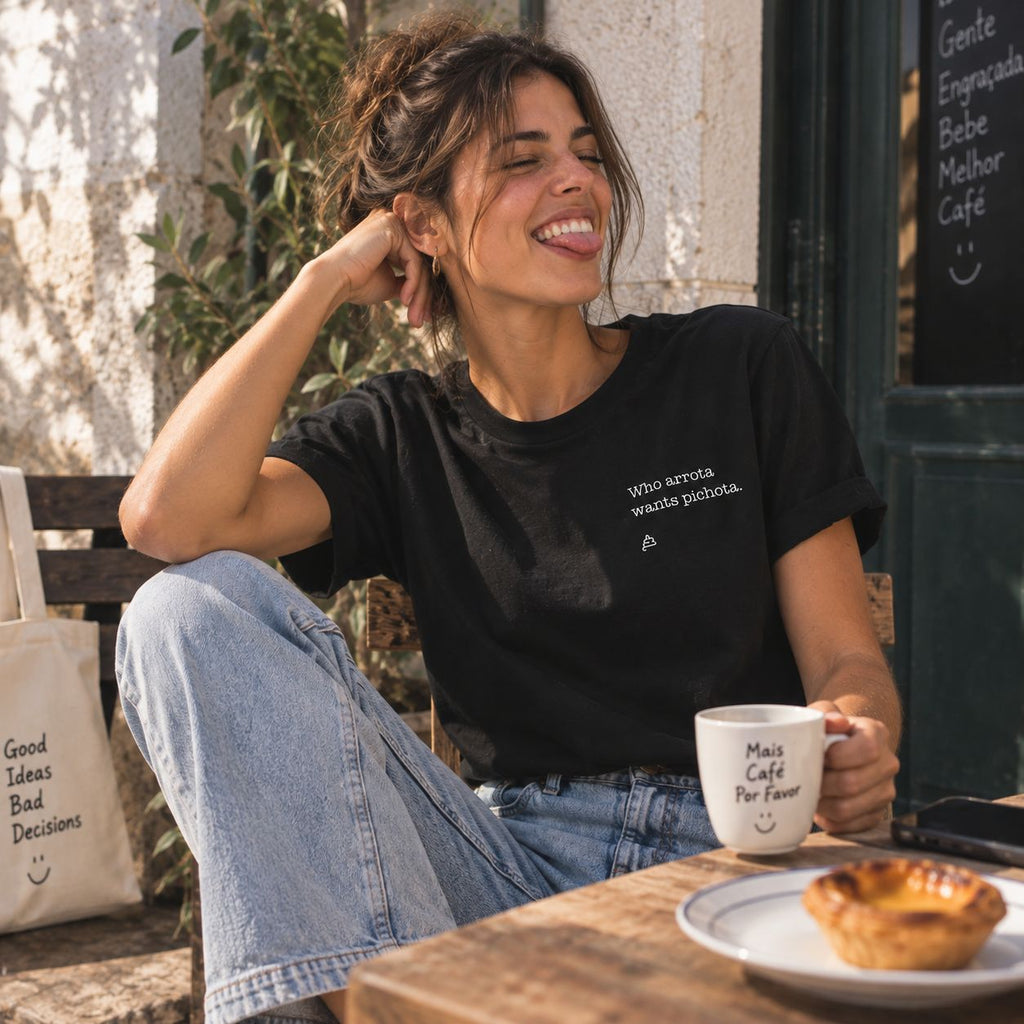 Mulher com T-shirt preta bordada com a frase “Who arrota wants pichota” da Poesia Cocó
