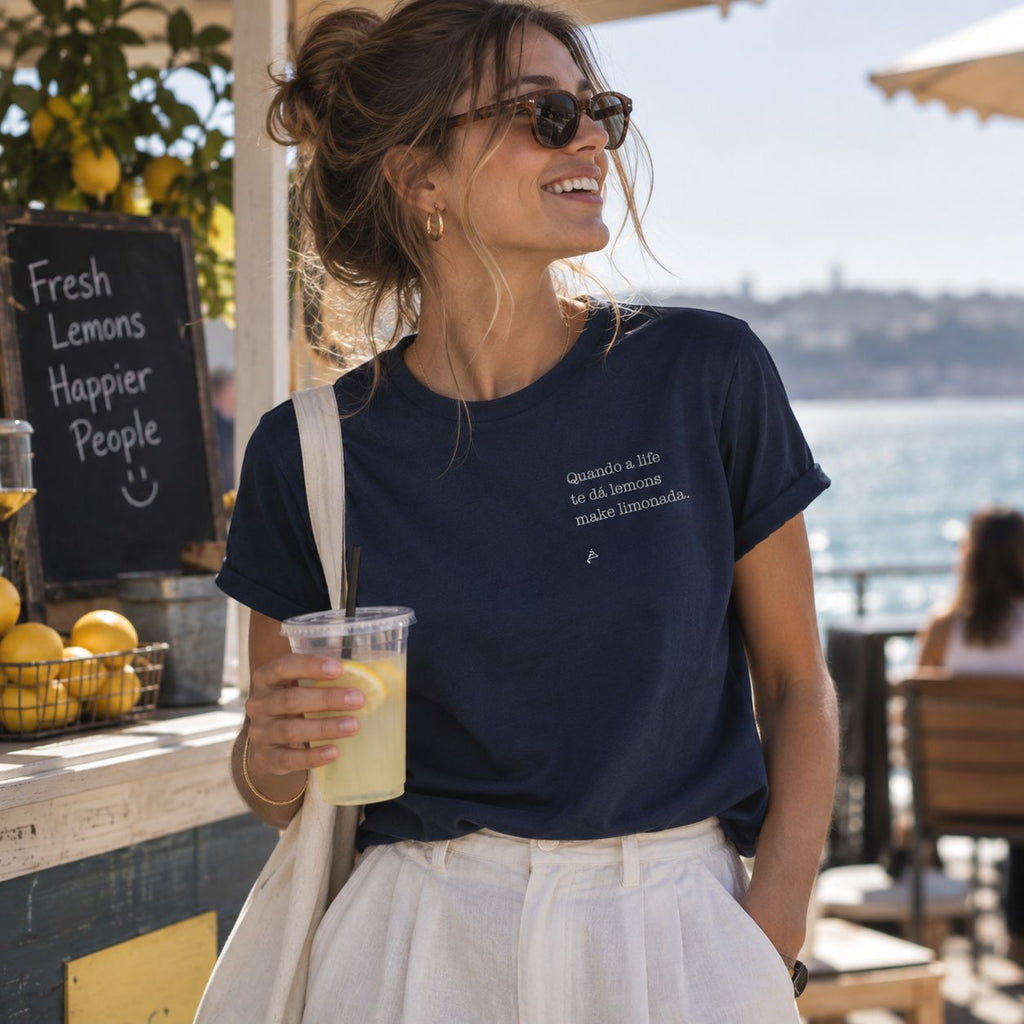 Mulher com T-shirt azul bordada com a frase “Quando a life te dá lemons make limonada” da Poesia Cocó