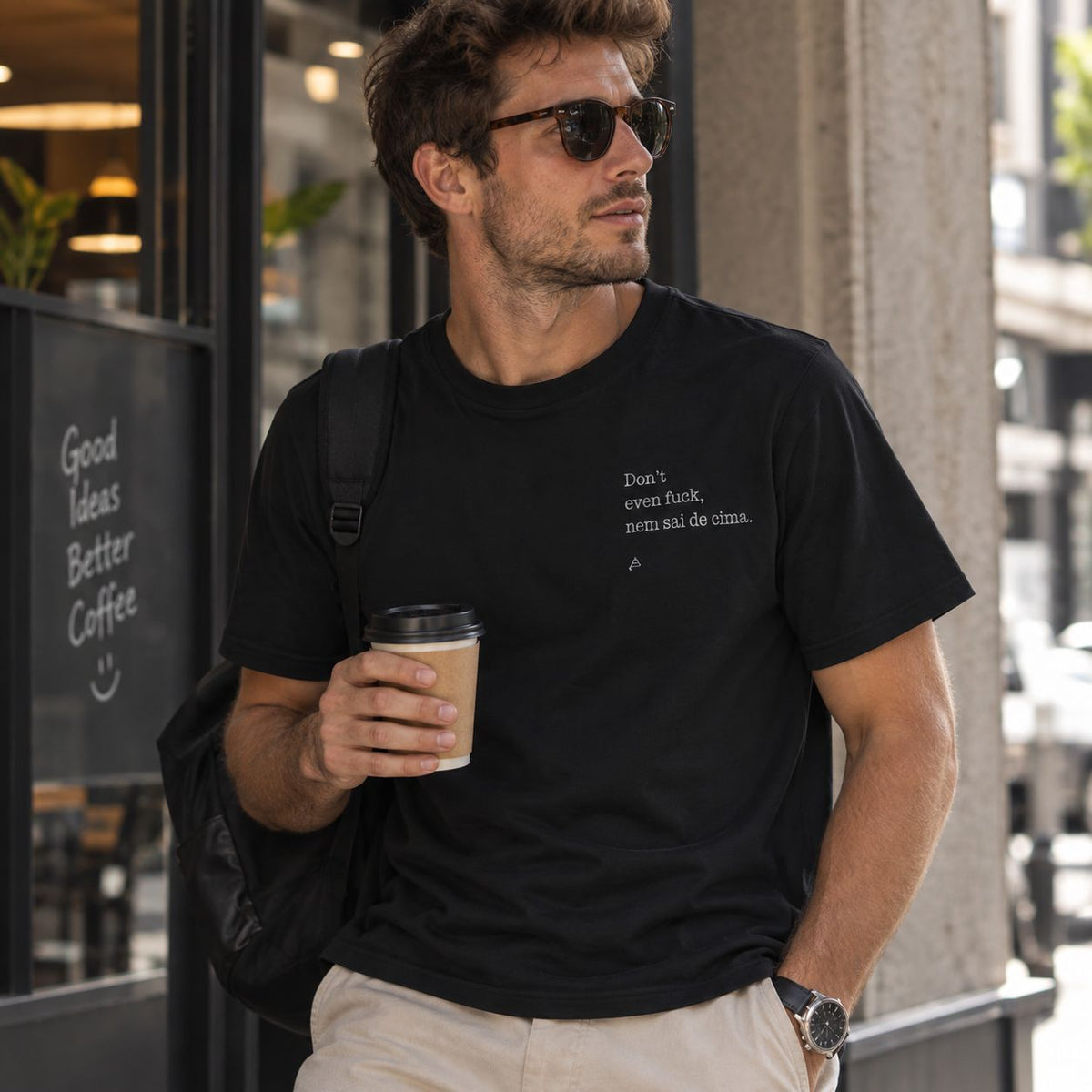 Homem com T-shirt preta bordada com a frase “Don’t even fuck nem sai de cima” da Poesia Cocó