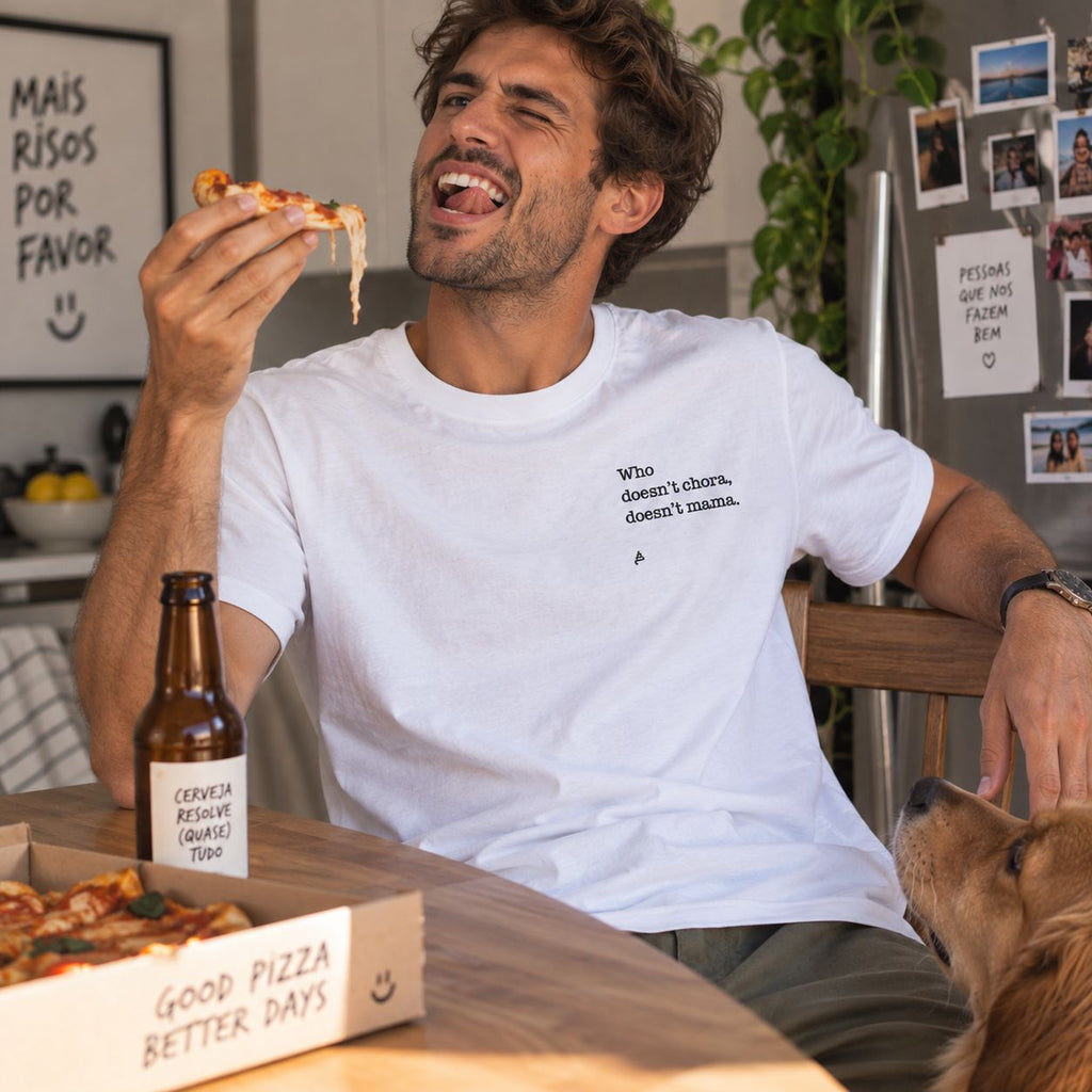 Homem com T-shirt branca bordada com a frase “Who doesn’t chora, doesn’t mama” da Poesia Cocó