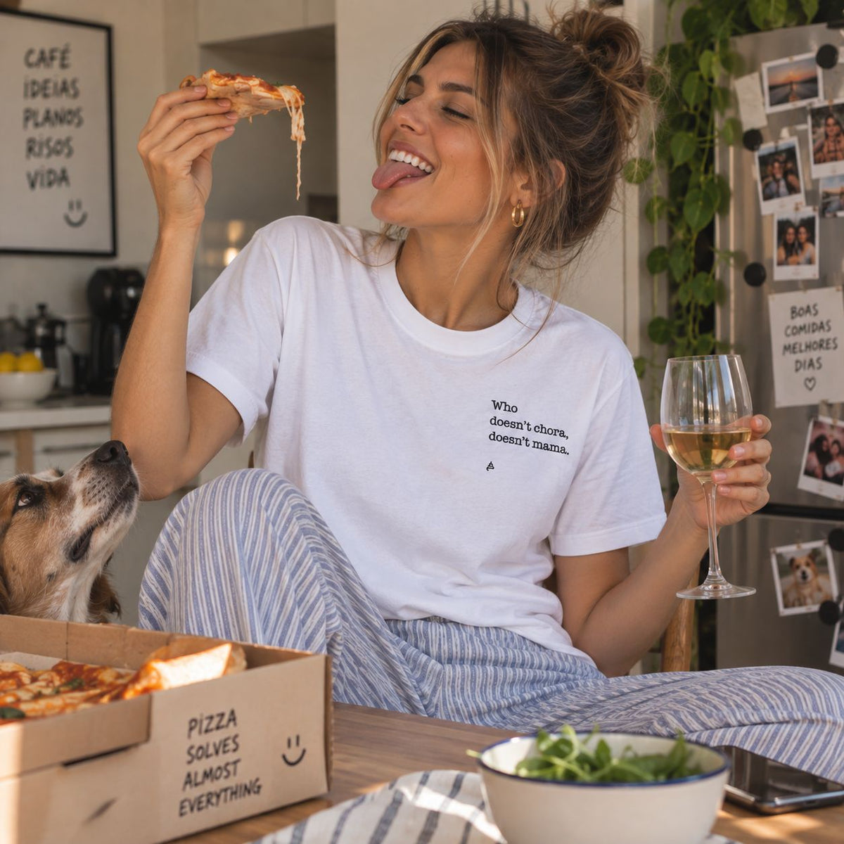 Mulher com T-shirt branca bordada com a frase “Who doesn’t chora, doesn’t mama” da Poesia Cocó
