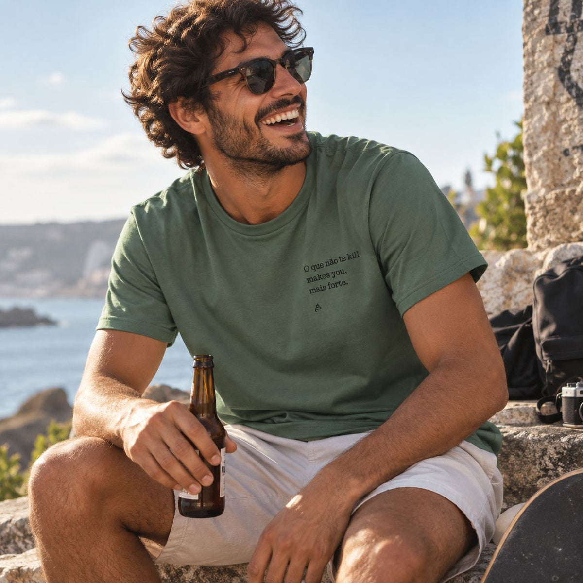 Homem com T-shirt verde bordada com a frase “O que não te kill makes you mais forte” da Poesia Cocó