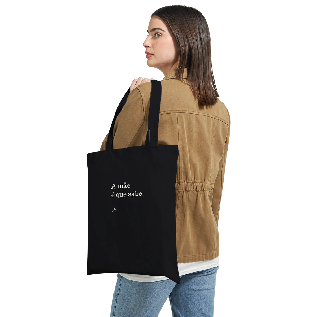 mulher de costas a usar tote bag a mãe é que sabes
